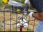 Зачистка ограды электрической машинкой, снятие старой краски, фото 4
