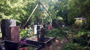 Использовать для фиксации таких камней треногу с талью