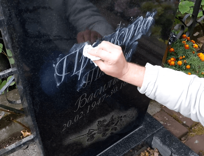 Покраска надписи на памятнике на кладбище