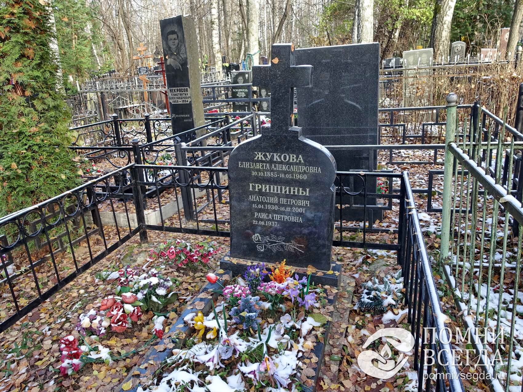 Невысокий памятник в православном стиле на трёх покойных
