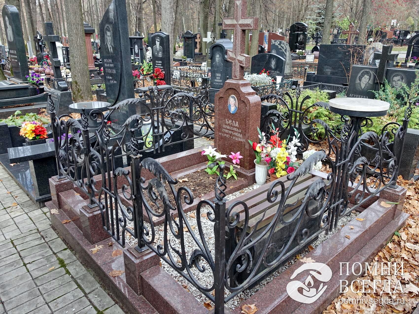 Низкое надгробье из гранита с фигурой православного креста