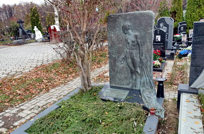 Барельефное изображение человека на памятнике под живую породу