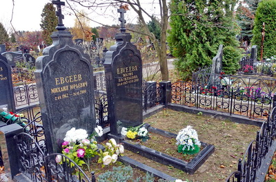 Два памятника православном стиле и металлическая ограда