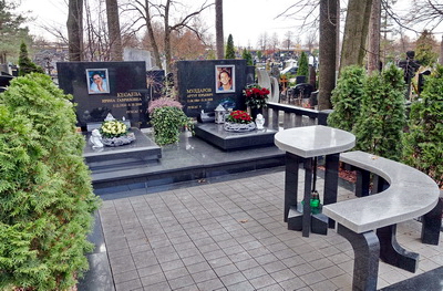 Два прямоугольных надгробья с цветными портретами покойных