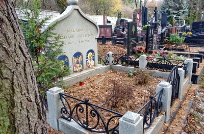 Горизонтальное надгробье из светлого гранита в православном стиле