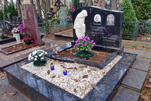 Классическое надгробье из чёрного гранита с барельефом плакальщицы