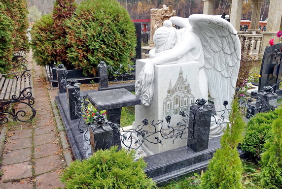 Памятник изображающий плачущего ангела