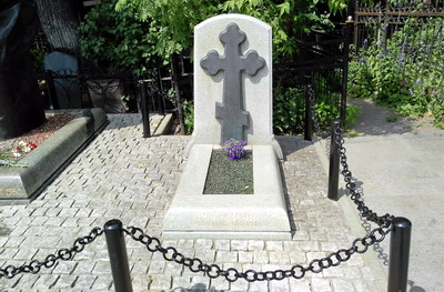 Памятник мамы Владимира Высоцкого