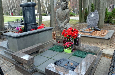 Прямоугольное надгробье с сидящей статуей покойного