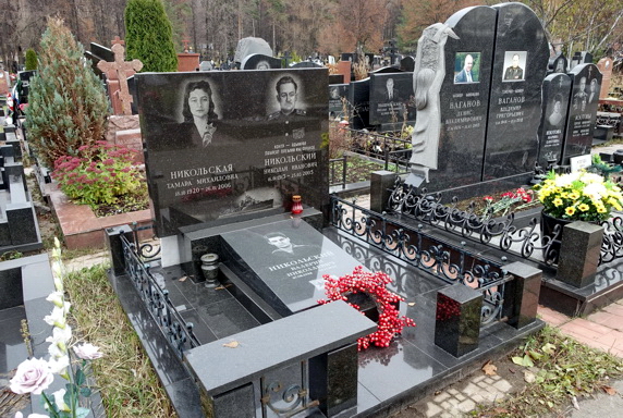 Прямоугольный памятник на двух покойных и надгробная плита на одного умершего