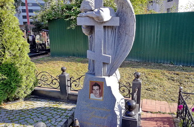 Резной памятник с крестом и ангелом