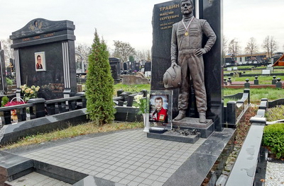 Ростовая статуя покойного и портрет усопшего на стекле