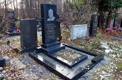 Вертикальное надгробье прямоугольной формы на трёх покойных