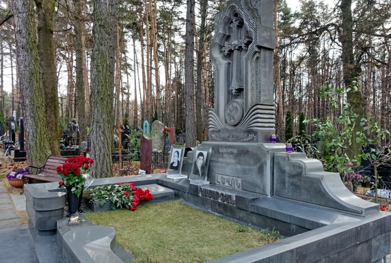 Высокое сложное надгробье на двух покойных