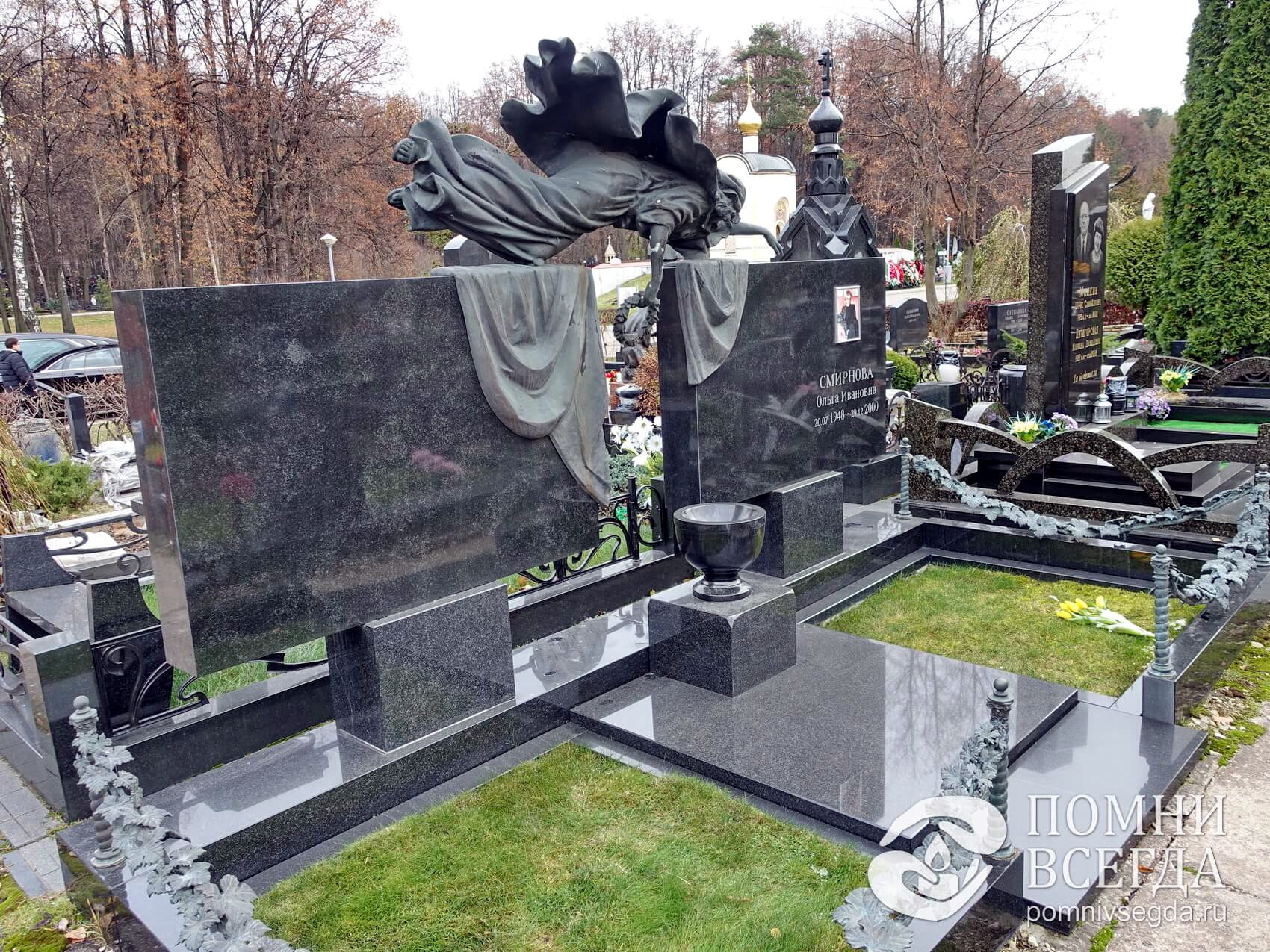 Соединённые скульптурой два широких надгробья