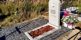 Благоустройство могилы с установкой памятника и наземного покрытия